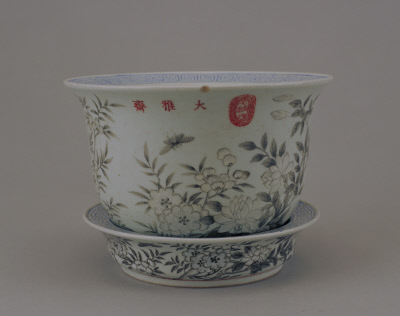 White ground color ink flower pattern with a delicate flower pots
