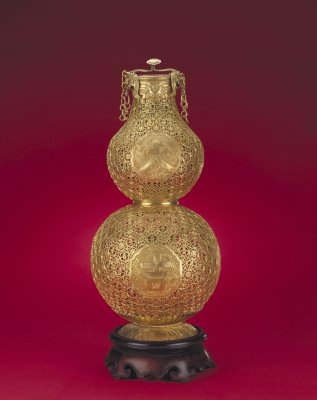 Gold pierced hoist aroma