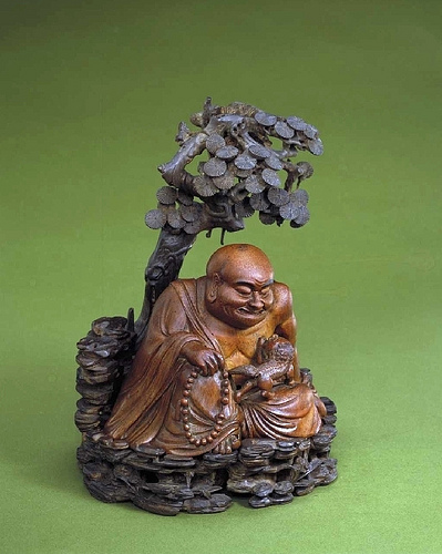 竹根雕松树罗汉像